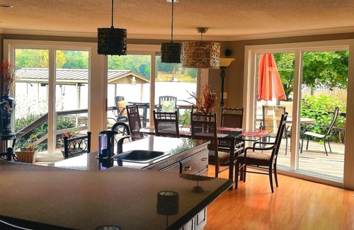 Florence House | Family & Pet Friendly 2500 sq ft home-Minutes from town on Wilson Lake, Alabama!