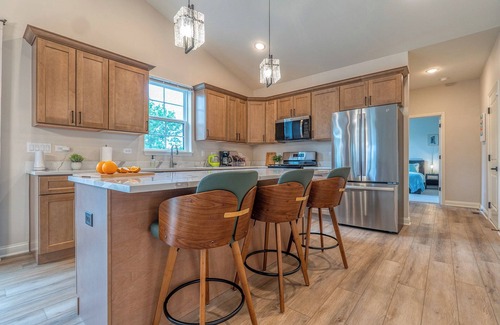 Minooka House | Family & Pet friendly 3-bedroom home with King sized beds, 2 bathrooms & Patio