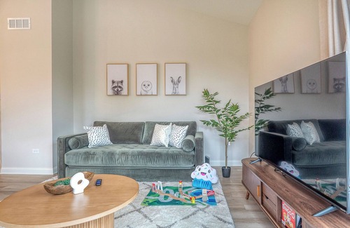 Minooka House | Family & Pet friendly 3-bedroom home with King sized beds, 2 bathrooms & Patio