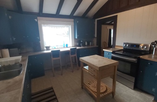 Halfmoon Bay Cottage | Family & pet friendly, homey beachfront Cottage, Halfmoon Bay, Sunshine Coast