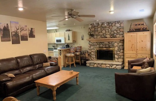 Big Bear City Cabin | Family/Pet Friendly - Hot Tub - TESLA Charger