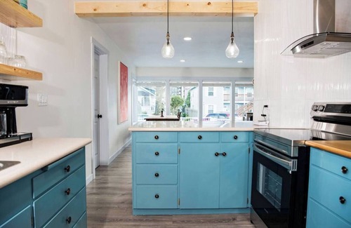 Seaside House | Family/pet friendly home, sleeps 6. Hot tub, beach, Promenade, dining, shopping- walkable