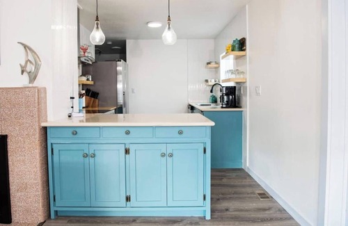 Seaside House | Family/pet friendly home, sleeps 6. Hot tub, beach, Promenade, dining, shopping- walkable