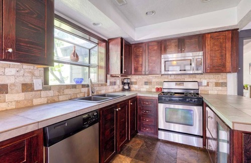 Southern Crossing House | Family/pet friendly home, sleeps 8. Enjoy our game room & soak in the hot tub after exploring Bend.