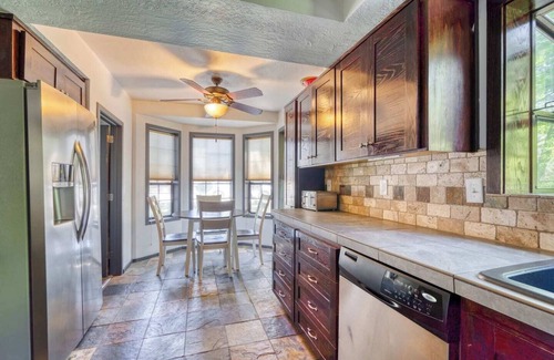 Southern Crossing House | Family/pet friendly home, sleeps 8. Enjoy our game room & soak in the hot tub after exploring Bend.