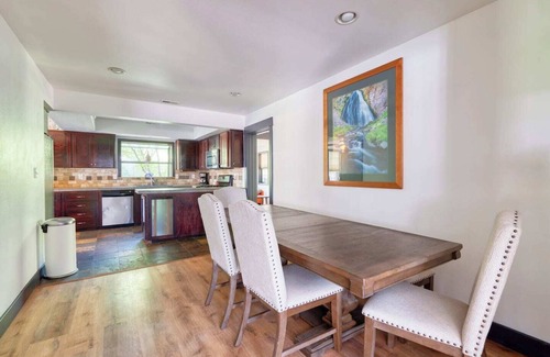 Southern Crossing House | Family/pet friendly home, sleeps 8. Enjoy our game room & soak in the hot tub after exploring Bend.