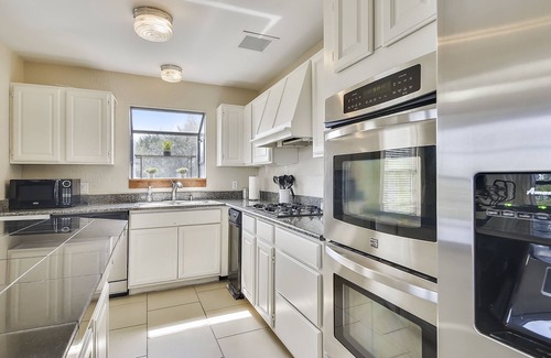 Briarcliff House | Family & Pet Friendly LAKE TRAVIS Retreat! DEER/Golf/Pickleball/BOATS welcome!