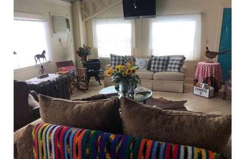Waelder House | Family/pet friendly retreat, convenient to Austin, and south central Texas.