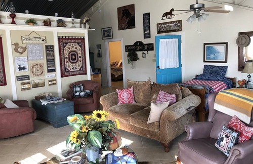 Waelder House | Family/pet friendly retreat, convenient to Austin, and south central Texas.