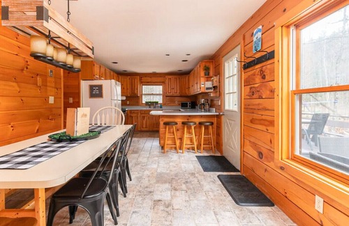 Bartlett Cabin | Family&Pet Friendly*SLOPE SIDE*Fireplace*Stylish