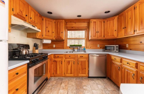 Bartlett Cabin | Family&Pet Friendly*SLOPE SIDE*Fireplace*Stylish