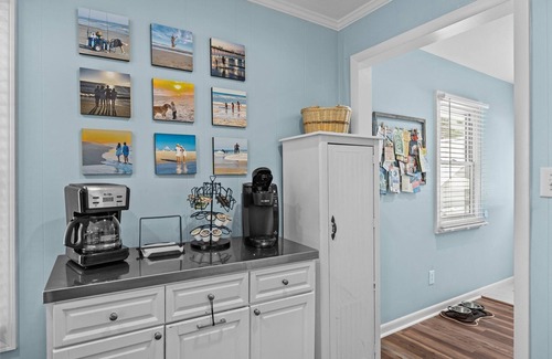 Emerald Isle Cottage | Family & Pet Friendly Retreat