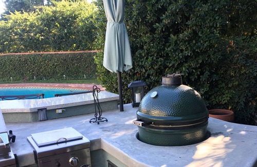 Northridge House | Family & Pet Friendly Home Sleeps 10 Pool BBQ Putting Green Universal