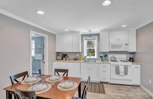 Hampton Apartment | Family, Pet & Kid-Friendly Apartment - Backyard - Grill