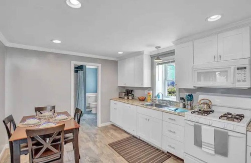 Hampton Apartment | Family, Pet & Kid-Friendly Apartment - Backyard - Grill