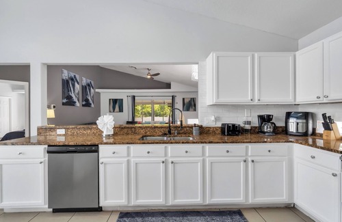Thousand Oaks Villa | Family Pool Villa - Game Room – 11mi to Disney