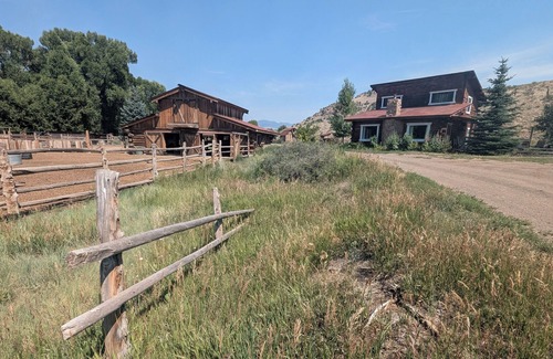 Del Norte Cabin | Family Ranch with Guest Cabin