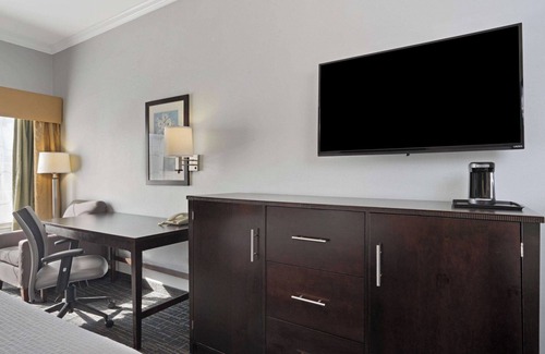 Westchase Hotel | Family Ready Rooms But in a Budget with Pool | Access to Chinatown | 2 Rooms