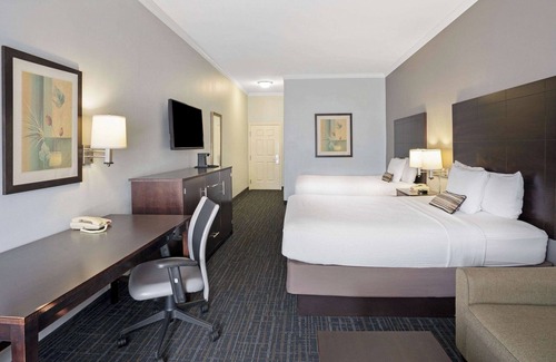 Westchase Hotel | Family Ready Rooms But in a Budget with Pool | Access to Chinatown | 2 Rooms