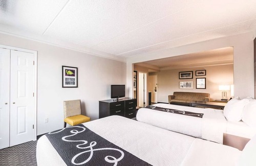 Arsenal Hotel | Family Ready Studio Suite | Free Parking & Complimentary Breakfast