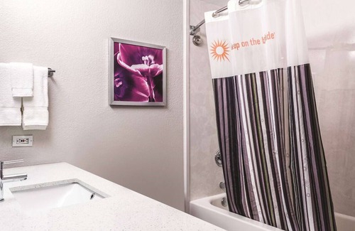 Arsenal Hotel | Family Ready Studio Suite | Free Parking & Complimentary Breakfast