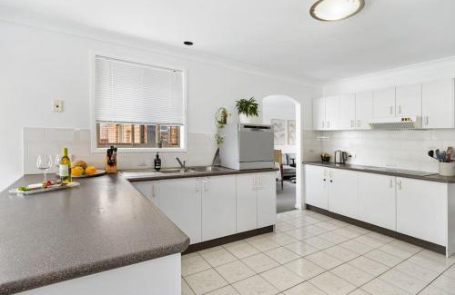 Killarney Vale House | Family Relaxation close to Lake and Beaches