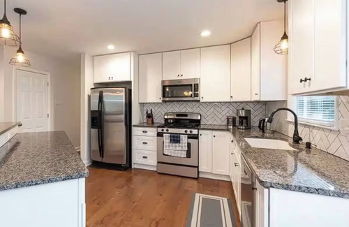 Durham House | Family Retreat - 3-bedroom house with NEW Pool, WiFi and AC in North Durham
