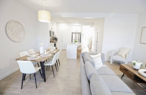 Northwest Edmonton House | Family Retreat: 4 King/3 Queen|Sleeps 14|Near WEM