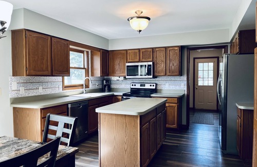 DeWitt House | Family Retreat-6 Bedroom-Sleeps 12