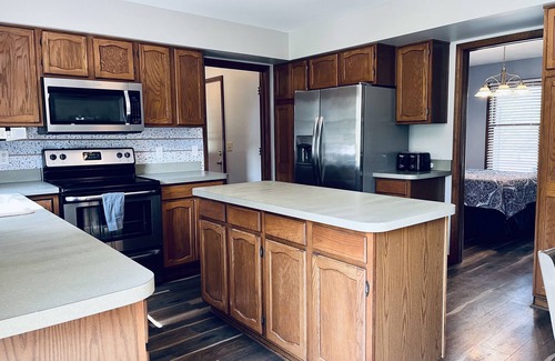 DeWitt House | Family Retreat-6 Bedroom-Sleeps 12