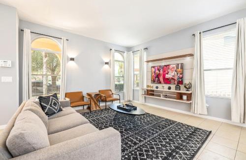 Bellavida Villa | Family Retreat 6BR Villa with Private Pool, Spa & Theater near Disney