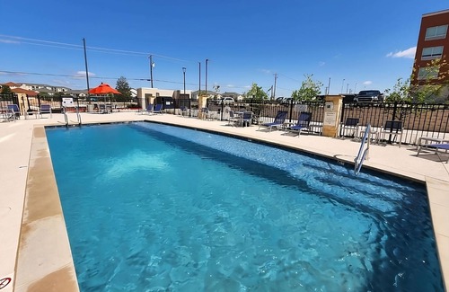Pflugerville House | Family Retreat Close to Relaxing Lake Pflugerville | Free Breakfast | 4 Units