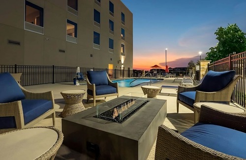 Pflugerville House | Family Retreat Close to Relaxing Lake Pflugerville | Free Breakfast | 4 Units