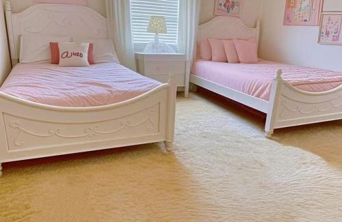 Loughman House | Family Retreat - Double Rooms shared bath-Luxury Club-Pool SPA-near Disney Parks with WiFi