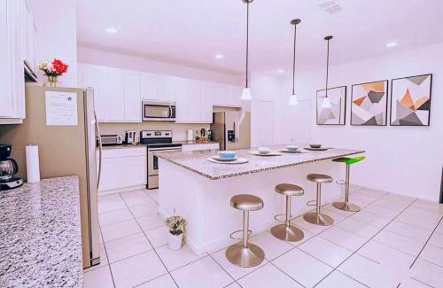 Loughman House | Family Retreat - Double Rooms shared bath-Luxury Club-Pool SPA-near Disney Parks with WiFi