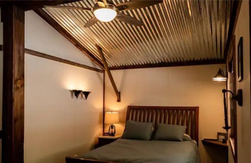 Days Creek House | Family Retreat-Entire Converted Barn-Farm Tours