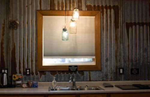 Days Creek House | Family Retreat-Entire Converted Barn-Farm Tours