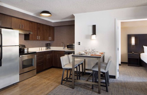 Raisin Hotel | Family Retreat in Central Fresno | 2 Suites w/Kitchen | Free Parking