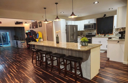 Janesville House | *Family Retreat* *Indoor Pool* *Arcade*