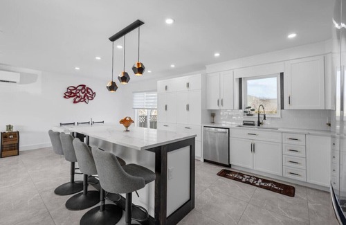 Charlottetown House | Family Retreat – King Bed, Jacuzzi & Big Backyard