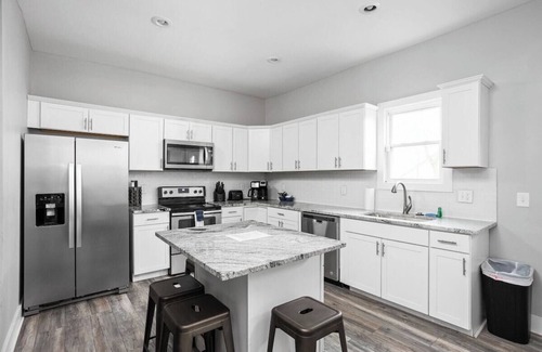 Near Northside House | Family Retreat mins to Children's Museum