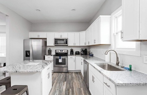 Near Northside House | Family Retreat mins to Children's Museum