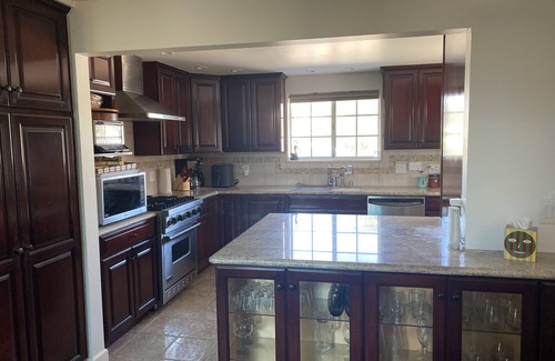 The Plaza House | Family Retreat near Disney, Knotts, Beaches, Aquarium, Gondala, Entertainment.