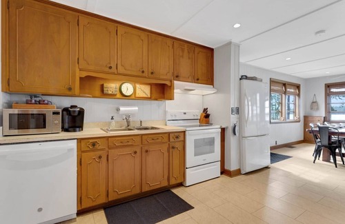 Cross Hill House | Family Retreat on Lake Greenwood SC with panoramic views from sunrise to sunset!