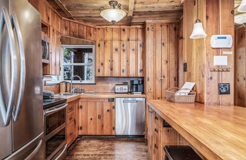 Silver Point House | Family Retreat, Private Lake Access w/Trail, Stunning Views, Kids Play Area, Hot Tub, WiFi & Games
