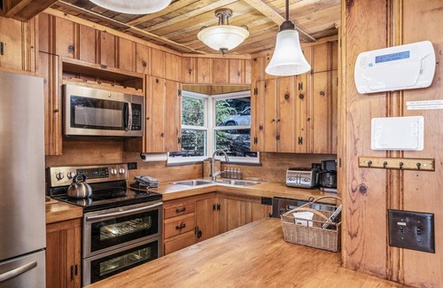 Silver Point House | Family Retreat, Private Lake Access w/Trail, Stunning Views, Kids Play Area, Hot Tub, WiFi & Games