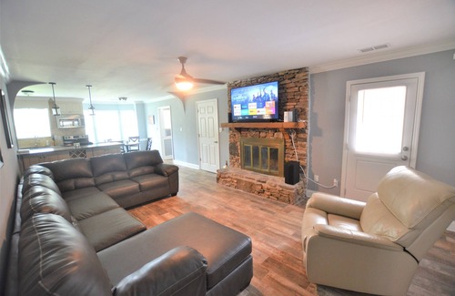 New Castle House | Family Retreat/Romantic Get-Away... Level 2 EV Charger!