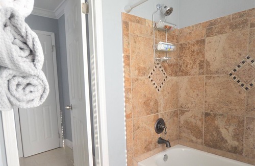 New Castle House | Family Retreat/Romantic Get-Away... Level 2 EV Charger!