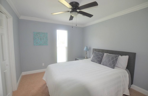 New Castle House | Family Retreat/Romantic Get-Away... Level 2 EV Charger!