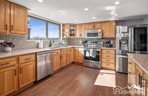 Northwest Arvada House | Family Retreat W Deck & Fenced Yard
